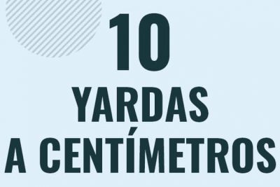 Profesor en pizarra explicando cuanto es 10 yardas en centimetros o como pasar de 10 yd a cm