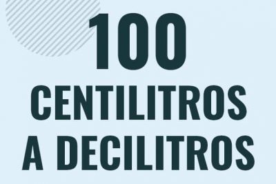 Profesor en pizarra explicando cuanto es 100 centilitros en decilitros o como pasar de 100 cl a dl