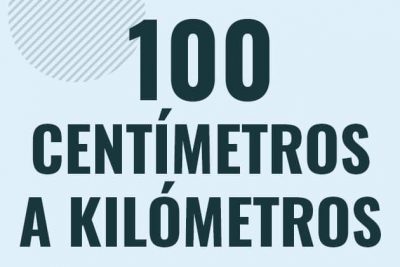 Profesor en pizarra explicando cuanto es 100 centimetros en kilometros o como pasar de 100 cm a km