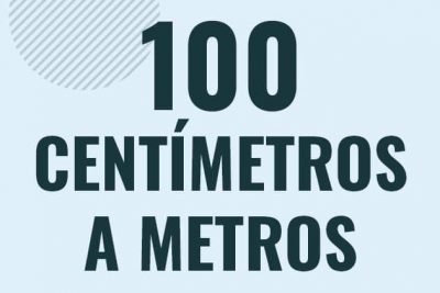 Profesor en pizarra explicando cuanto es 100 centimetros en metros o como pasar de 100 cm a m