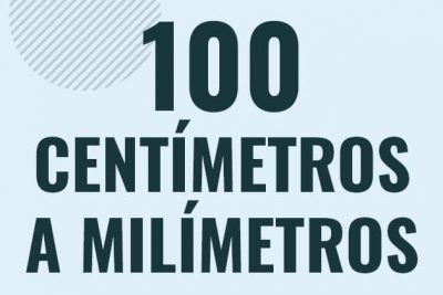 Profesor en pizarra explicando cuanto es 100 centimetros en milimetros o como pasar de 100 cm a mm