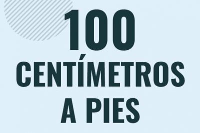 Profesor en pizarra explicando cuanto es 100 centimetros en pies o como pasar de 100 cm a ft