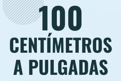 Profesor en pizarra explicando cuanto es 100 centimetros en pulgadas o como pasar de 100 cm a in