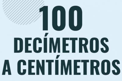 Profesor en pizarra explicando cuanto es 100 decimetros en centimetros o como pasar de 100 dm a cm
