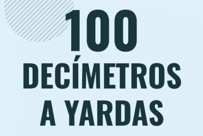 Profesor en pizarra explicando cuanto es 100 decimetros en yardas o como pasar de 100 dm a yd