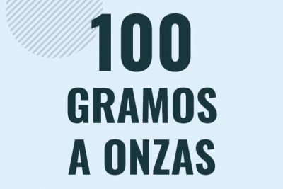 Profesor en pizarra explicando cuanto es 100 gramos en onzas o como pasar de 100 g a oz
