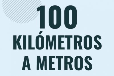 Profesor en pizarra explicando cuanto es 100 kilometros en metros o como pasar de 100 km a m