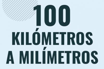 Profesor en pizarra explicando cuanto es 100 kilometros en milimetros o como pasar de 100 km a mm
