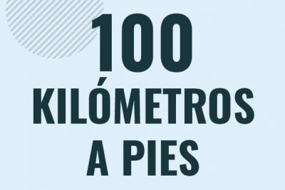 Profesor en pizarra explicando cuanto es 100 kilometros en pies o como pasar de 100 km a ft
