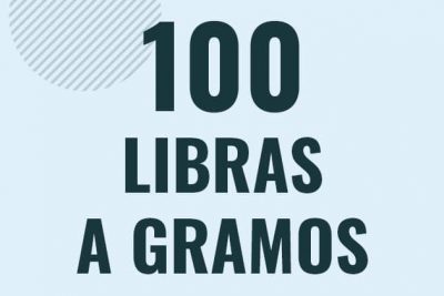 Profesor en pizarra explicando cuanto es 100 libras en gramos o como pasar de 100 lb a g