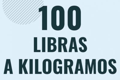 Profesor en pizarra explicando cuanto es 100 libras en kilogramos o como pasar de 100 lb a kg