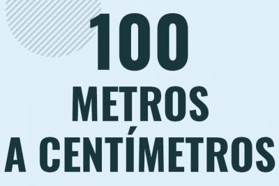 Profesor en pizarra explicando cuanto es 100 metros en centimetros o como pasar de 100 m a cm
