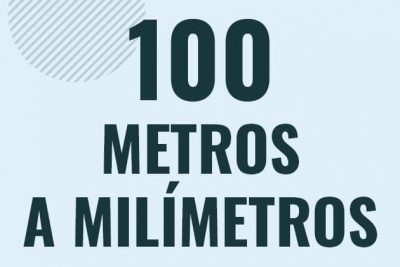 Profesor en pizarra explicando cuanto es 100 metros en milimetros o como pasar de 100 m a mm