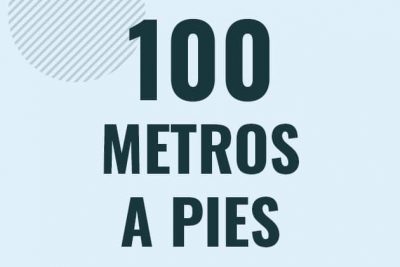 Profesor en pizarra explicando cuanto es 100 metros en pies o como pasar de 100 m a ft