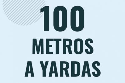 Profesor en pizarra explicando cuanto es 100 metros en yardas o como pasar de 100 m a yd