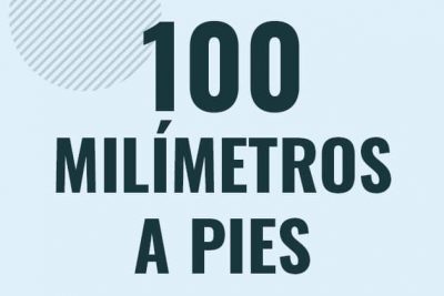 Profesor en pizarra explicando cuanto es 100 milimetros en pies o como pasar de 100 mm a ft