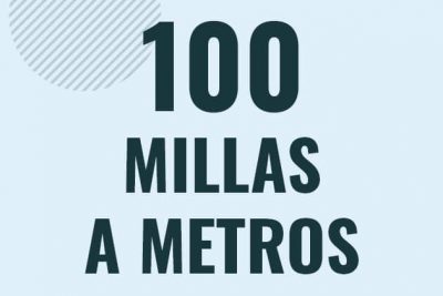 Profesor en pizarra explicando cuanto es 100 millas en metros o como pasar de 100 mi a m