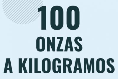 Profesor en pizarra explicando cuanto es 100 onzas en kilogramos o como pasar de 100 oz a kg