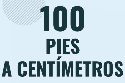 Profesor en pizarra explicando cuanto es 100 pies en centimetros o como pasar de 100 ft a cm
