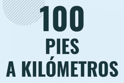 Profesor en pizarra explicando cuanto es 100 pies en kilometros o como pasar de 100 ft a km