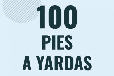 Profesor en pizarra explicando cuanto es 100 pies en yardas o como pasar de 100 ft a yd