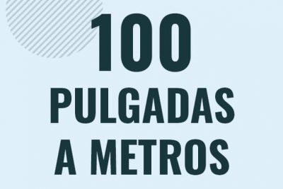 Profesor en pizarra explicando cuanto es 100 pulgadas en metros o como pasar de 100 in a m
