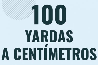 Profesor en pizarra explicando cuanto es 100 yardas en centimetros o como pasar de 100 yd a cm