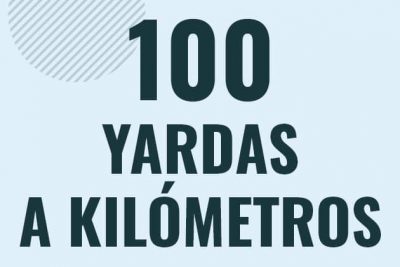 Profesor en pizarra explicando cuanto es 100 yardas en kilometros o como pasar de 100 yd a km