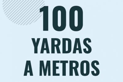 Profesor en pizarra explicando cuanto es 100 yardas en metros o como pasar de 100 yd a m