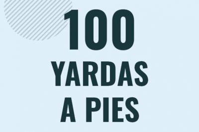 Profesor en pizarra explicando cuanto es 100 yardas en pies o como pasar de 100 yd a ft