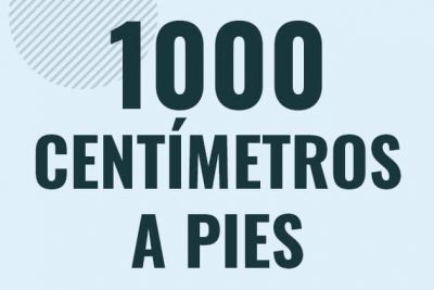 Profesor en pizarra explicando cuanto es 1000 centimetros en pies o como pasar de 1000 cm a ft