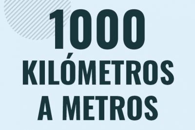 Profesor en pizarra explicando cuanto es 1000 kilometros en metros o como pasar de 1000 km a m