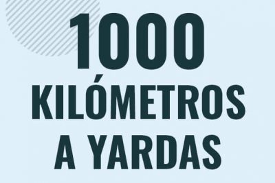 Profesor en pizarra explicando cuanto es 1000 kilometros en yardas o como pasar de 1000 km a yd