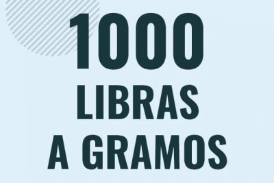 Profesor en pizarra explicando cuanto es 1000 libras en gramos o como pasar de 1000 lb a g
