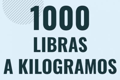 Profesor en pizarra explicando cuanto es 1000 libras en kilogramos o como pasar de 1000 lb a kg