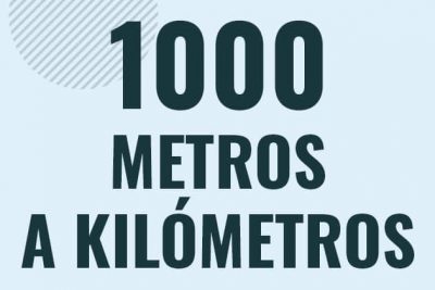 Profesor en pizarra explicando cuanto es 1000 metros en kilometros o como pasar de 1000 m a km