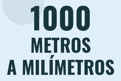 Profesor en pizarra explicando cuanto es 1000 metros en milimetros o como pasar de 1000 m a mm