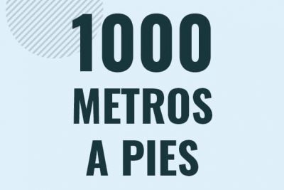 Profesor en pizarra explicando cuanto es 1000 metros en pies o como pasar de 1000 m a ft