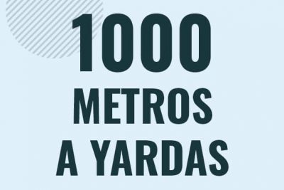 Profesor en pizarra explicando cuanto es 1000 metros en yardas o como pasar de 1000 m a yd