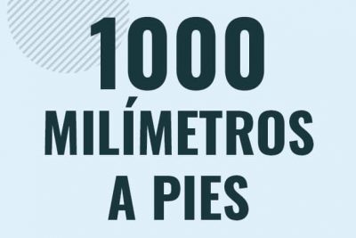 Profesor en pizarra explicando cuanto es 1000 milimetros en pies o como pasar de 1000 mm a ft