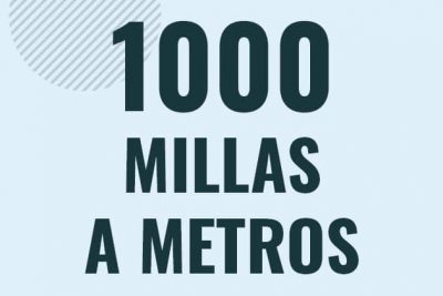 Profesor en pizarra explicando cuanto es 1000 millas en metros o como pasar de 1000 mi a m