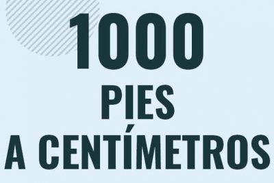 Profesor en pizarra explicando cuanto es 1000 pies en centimetros o como pasar de 1000 ft a cm