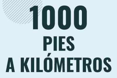 Profesor en pizarra explicando cuanto es 1000 pies en kilometros o como pasar de 1000 ft a km