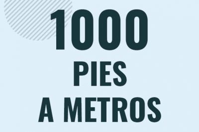 Profesor en pizarra explicando cuanto es 1000 pies en metros o como pasar de 1000 ft a m