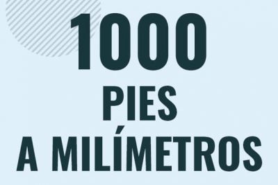 Profesor en pizarra explicando cuanto es 1000 pies en milimetros o como pasar de 1000 ft a mm