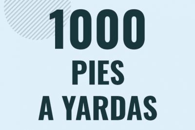 Profesor en pizarra explicando cuanto es 1000 pies en yardas o como pasar de 1000 ft a yd
