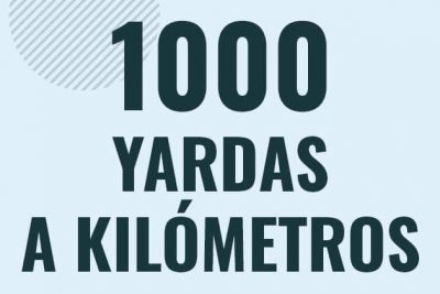Profesor en pizarra explicando cuanto es 1000 yardas en kilometros o como pasar de 1000 yd a km
