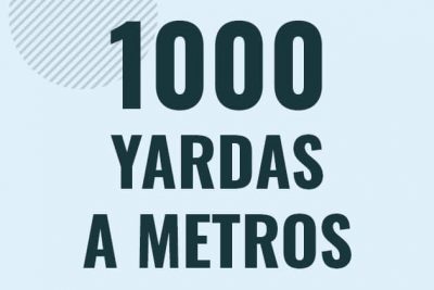 Profesor en pizarra explicando cuanto es 1000 yardas en metros o como pasar de 1000 yd a m