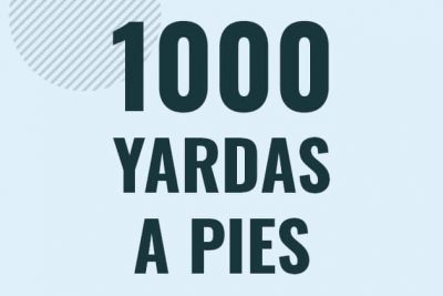 Profesor en pizarra explicando cuanto es 1000 yardas en pies o como pasar de 1000 yd a ft