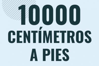 Profesor en pizarra explicando cuanto es 10000 centimetros en pies o como pasar de 10000 cm a ft